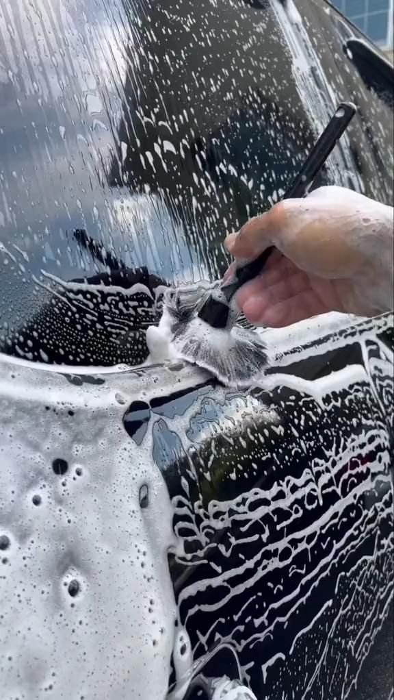 Lavado con espuma y cepillo de detalle